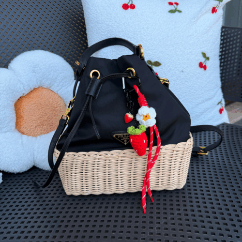 Bag Charm Crochet Fragola, l'accessorio must have del 2025. Rendi unici astucci, borse e beauty case con i nostri bag charms. 
